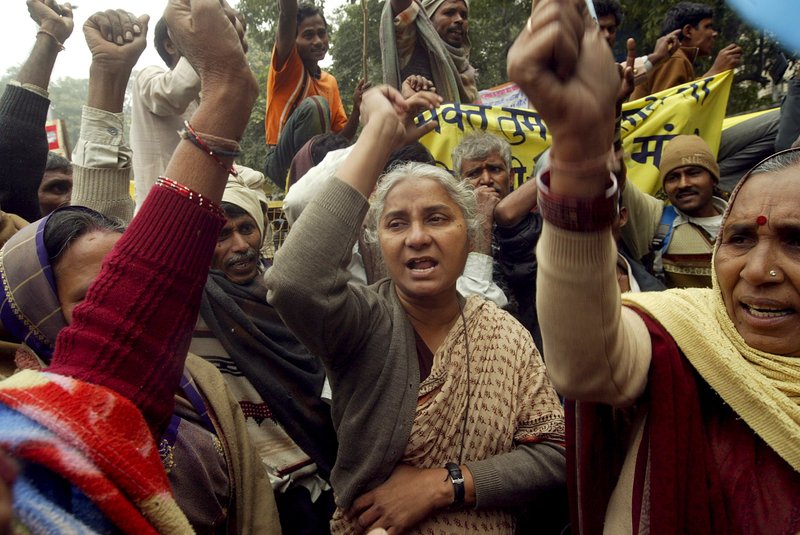 Aðgerðasinninn Medha Patkar og mótmælendur Sardar Sarovar-stíflunnar. Mynd: EPA
