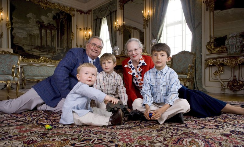 Margrét Þórhildur Danadrottning og Henrik drottningarmaður fögnuðu 40 ára brúðkaupsafmælinu 2. júní 2007. Af því tilefni stilltu þau sér upp með prinsunum þremur: Christian, Felix og Nikolai. Mynd: EPA