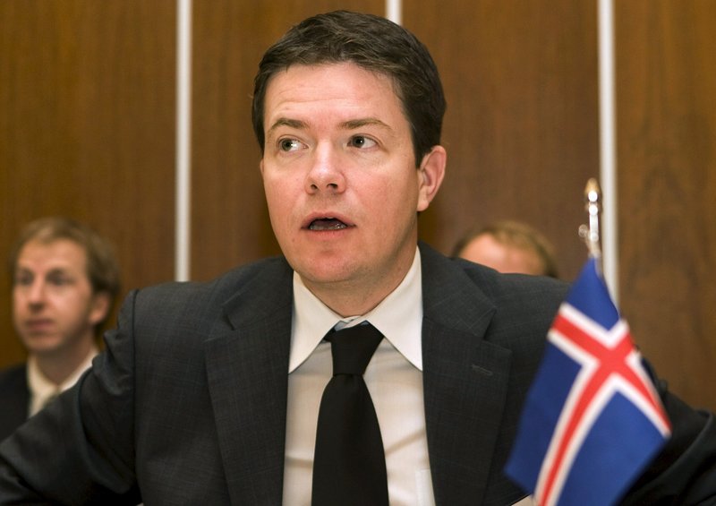 Björgvin G. Sigurðsson lýsti því yfir á blaðamannafundi 8. október 2008 að leitað yrði leiða til að tryggja peningamarkaðssjóði. MYND: EPA