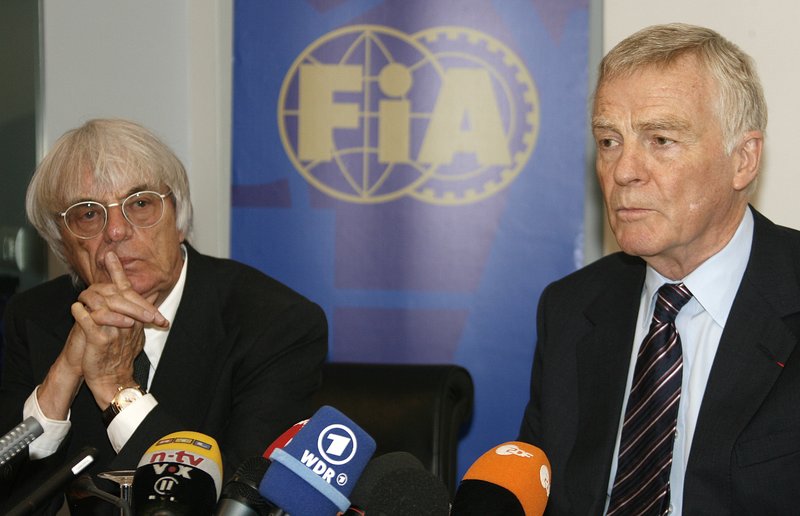 Bernie Ecclestone og Max Mosley störfuðu saman í heimi Formúlu 1 í áratugi. Eftir að Mosley hætti sem forseti FIA komst hann aftur í fréttir þegar breska götublaðið News of the World birti myndir af honum klæddur nasistabúningi í afbigðilegum kynlífsleikjum með vændiskonum. Mosley lögsótti blaðið en dómstólar vísuðu málinu frá. (Mynd: EPA)