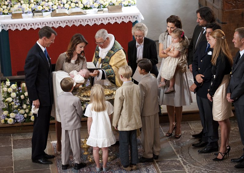 Frá skírn Henriks Karls Jóakims Alain í júlí 2009. Henrik er sonur Jóakims prins og Marie prinsessu og er níundi í erfðaröðinni. Mynd: EPA