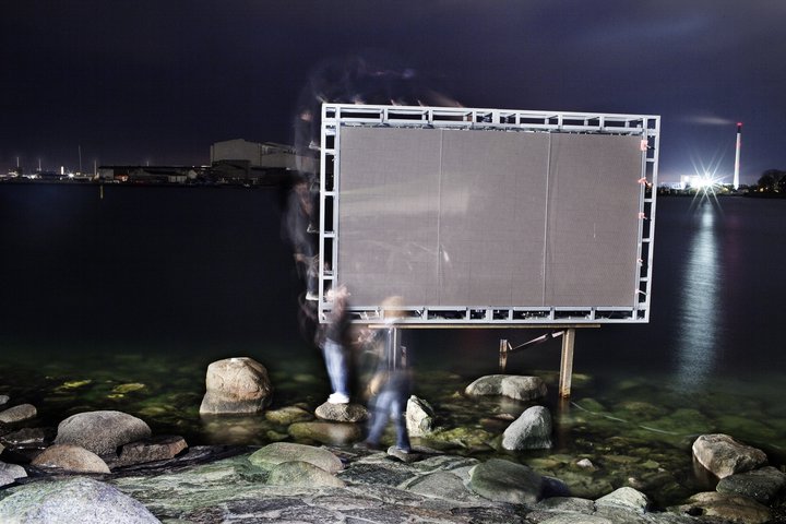 Hér má sjá þegar tjald var sett upp til að sýna beint frá Litlu hafmeyjunni á meðan hún var á Heimssýningunni í Shanghai árið 2010.