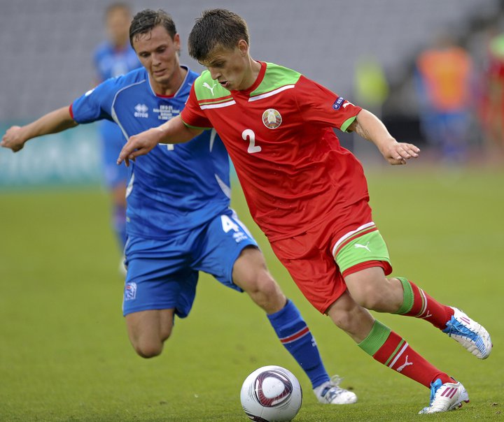 Eggert Gunnþór Jónsson er hér til vinstri í leik gegn Hvíta-Rússlandi á Evrópumóti U-21 landsliða árið 2011.