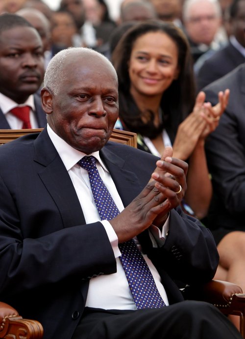 Jose Eduardo dos Santos, fyrrverandi forseti. Isabel dóttir hans sést til hægri á myndinni. Mynd: EPA