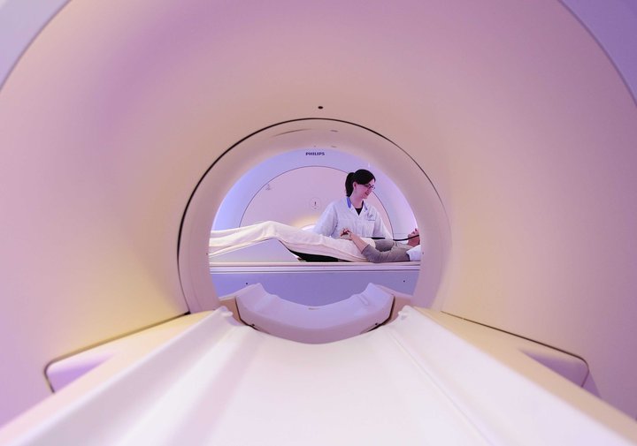 Starfsemi jáeindaskanna byggir á framleiðslu skammlífrar geislavirkrar samsætu sem er tengd merkiefni.