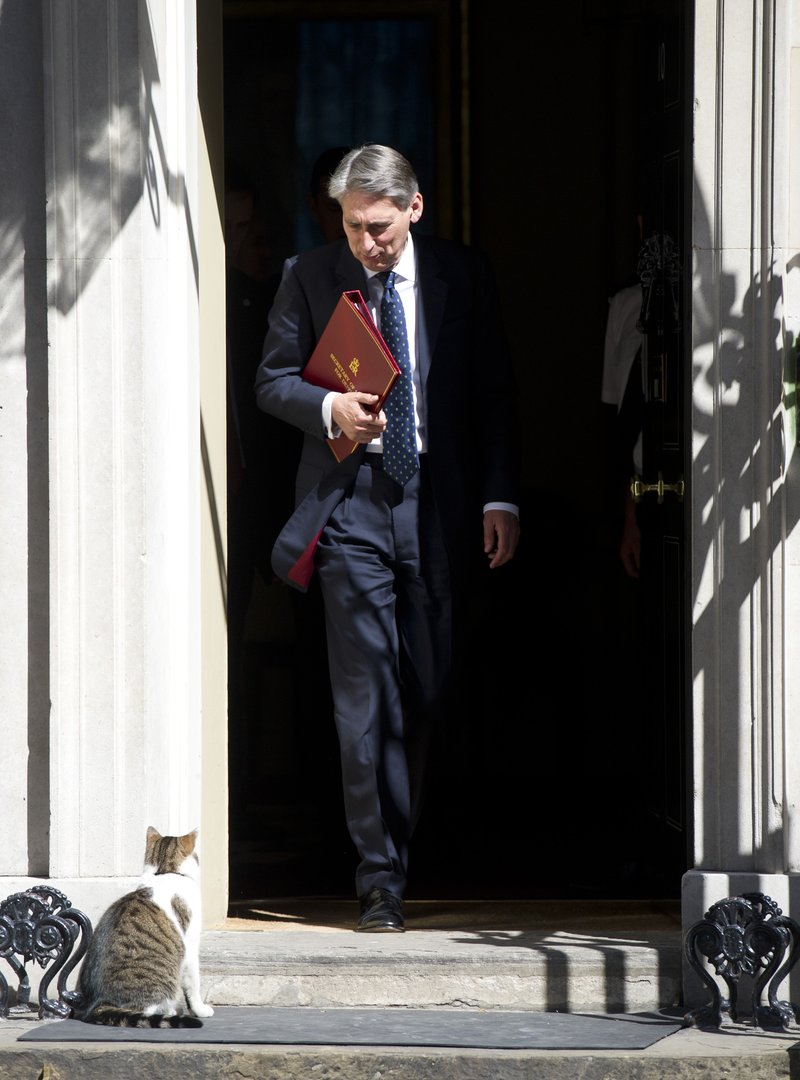 Larry kveður þáverandi varnarmálaráðherra og núverandi fjármálaráðherrann Philip Hammond að loknum ríkisstjórnarfundi árið 2013. Mynd: EPA
