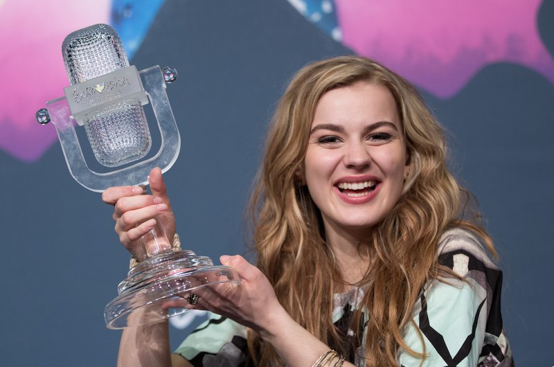 Emmelie de Forest með glerhljóðnemann, verðlaunagrip Eurovision, eftir sigur Dana árið 2013. Mynd: EPA