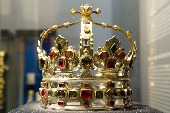 Lokaðar kórónur má ekki nota. 