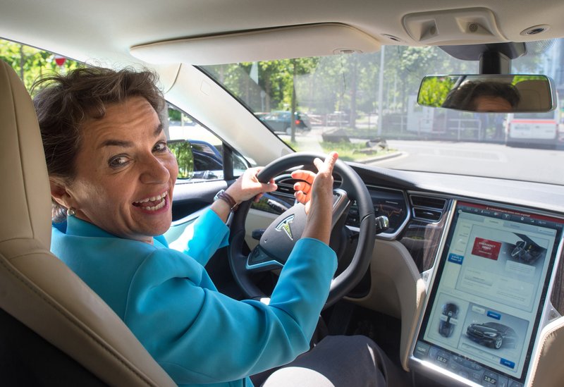 Christiana Figueres, fyrrverandi framkvæmdastjóri rammasamnigns Sameinuðu þjóðana um loftslagsbreytingar, um borð í Teslu. Orkuskipti í samgöngum vega þungt í þeim aðgerðum sem ríki heims hyggjast ráðast í á næstu áratugum.