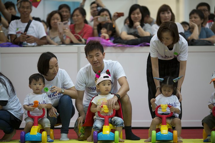 Kínversk börn og foreldrar þeirra.