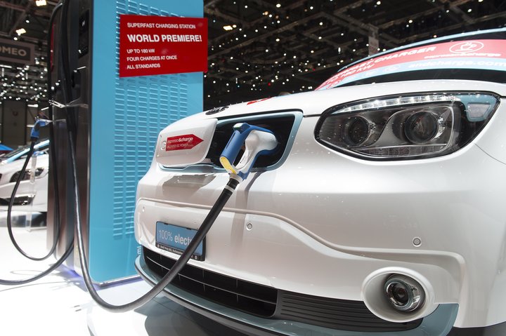 Rafmagnsbílar verða sífellt vinsælli.