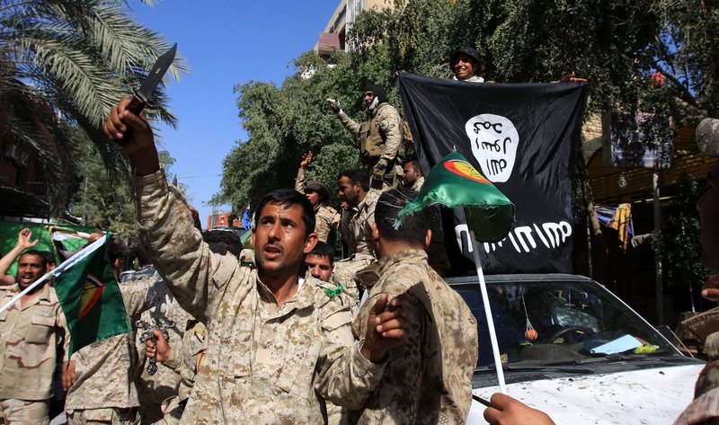 Íraski herinn fagnar sigri eftir að hafa náð borginni Tikrit frá Íslamska ríkinu. Mynd: EPA