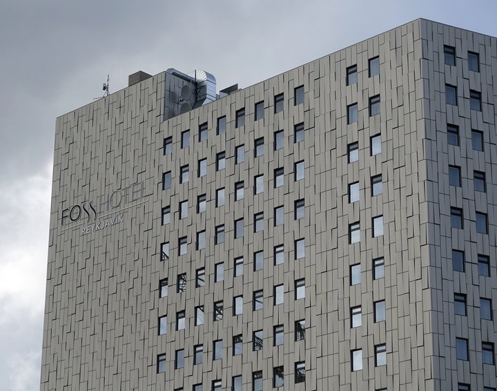 Meirihluti kjósenda sjö af átta flokkum á Alþingi vilja að lögum verði greitt til að heimila að hægt verði að skikka komufarþegar til vistar á sóttvarnahóteli.