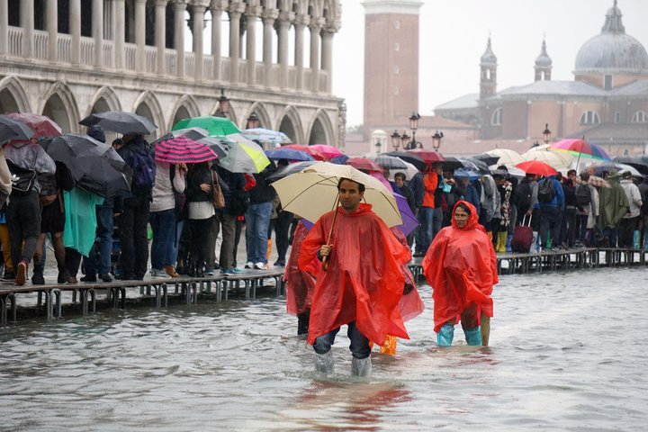 Í Feyneyjum er það orðið að nær árlegum atburði að yfirborð sjávar sökkvi strætum borgarinnar; það sem heimamenn kalla „acqua alta“. Ferðamenn standa þá á sérútbúnum pöllum til að virða fyrir sér Markúsartorgið.