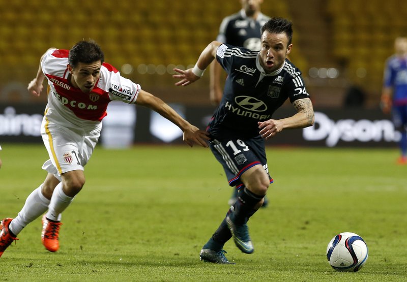 Hinn smái en knái Mathieu Valbuena var fórnarlamb fjárkúgunar. Honum var hótað að kynlífsmyndband, þar sem hann leikur eitt aðalhlutverkanna, myndi leka út ef hann myndi ekki borga. 