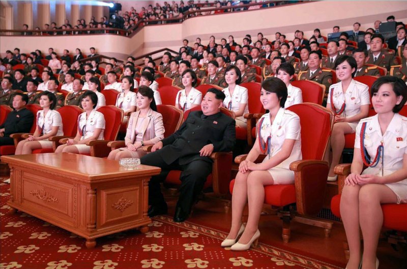 Kim Jong-un hlustar á hljómsveitina. MYND: EPA