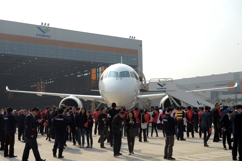 Embættismenn skoða C919.