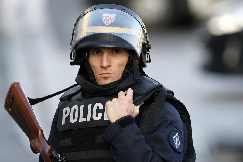 Lögregan vaktar enn svæðið í Saint-Denis.