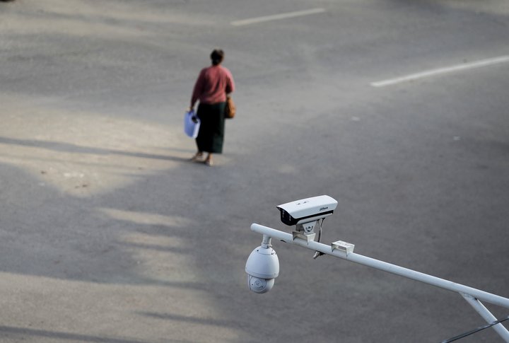 Að minnsta kosti hálf milljón öryggismyndavéla eru í Danmörku, og eru eftirlitsmyndavélar við og í heimahúsum og sumarhúsum ekki meðtaldar. Hver sem er getur gengið inn í næstu verslun og keypt myndavél án þess að gefa upp ástæður.