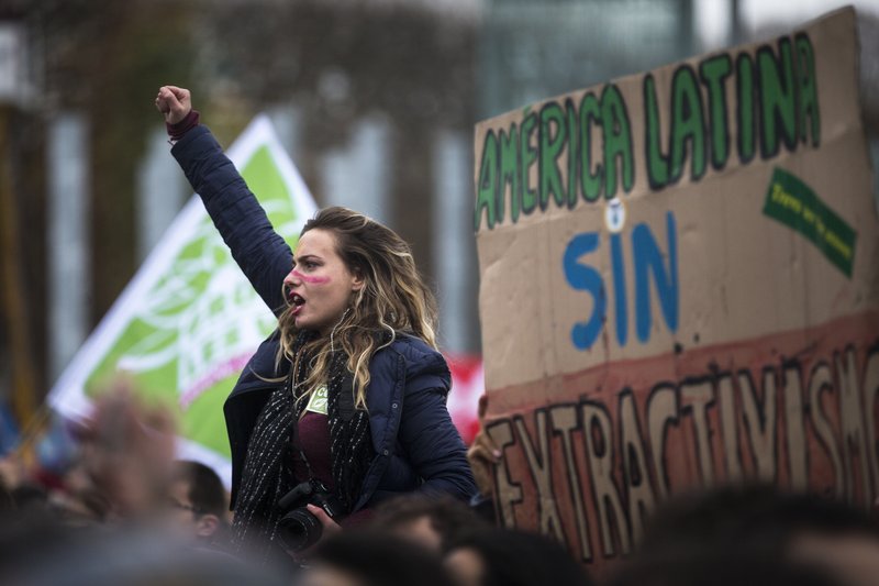 Víða var mótmælt í París og farið fram á öflugt samkomulag.