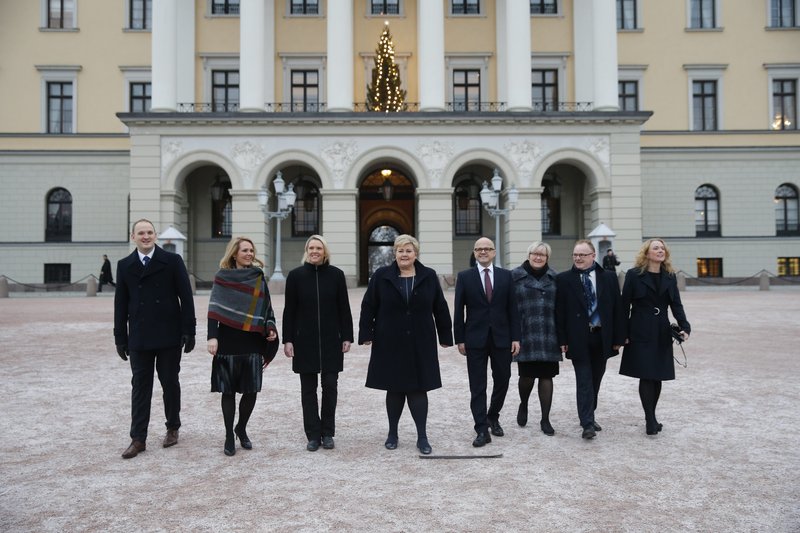 Ráðherra í norsku ríkisstjórninni hafa bæði aðstoðarmenn og ráðuneytisstjóra