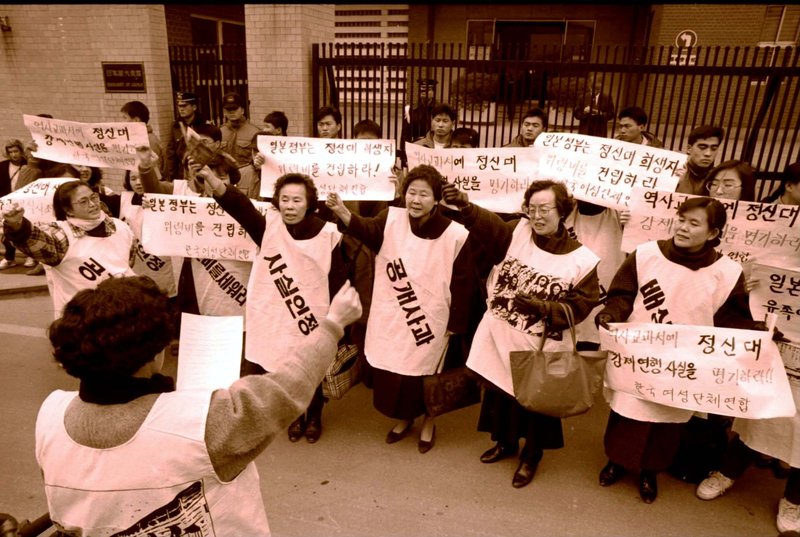 Frá fyrstu mótmælum kvennanna sem hnepptar voru í kynlífsánauð, árið 1992.