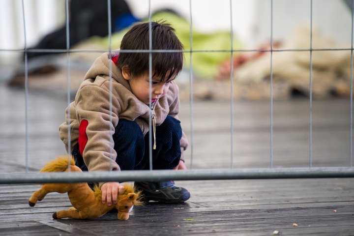 Barn að leik við landamæri Þýskalands og Austurríkis. Þýsk yfirvöld hafa sent um 200 flóttamenn til baka yfir landamærin til Austurríkis það sem af er ári.  