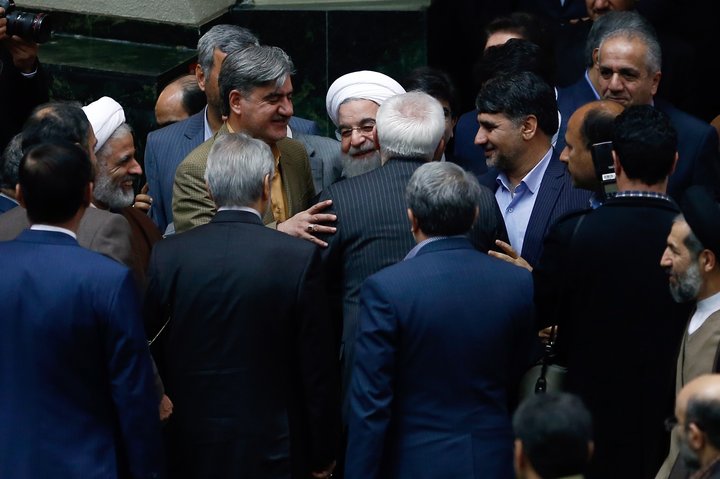 Forsetinn og utanríkisráðherrann fallast í faðma á íranska þinginu í dag. 