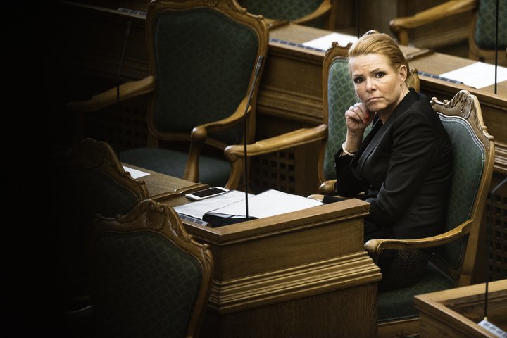 Inger Støjberg, þáverandi ráðherra innflytjendamála, fylgist með umræðum um innflytjendamál í danska þinginu, Folketinget, í janúar 2016.