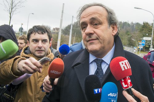 Michel Platini er ekki lengur hetja í augum samlanda sinna. Hann er skúrkur og svindlari. Mynd: EPA.