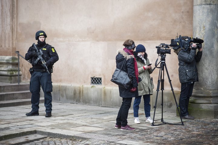 Mikil öryggisgæsla, og áhugi frá fjölmiðlum, er á réttarhöldunum. 