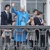 Danadrottning  með barnabörnunum á svölum Amalíuborgar á 76 ára afmælisdaginn 2016. Í vikunni tilkynnti hún að barnabörnin verða svipt prinsa- og prinsessutitlum frá og með næstu áramótum.