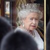 Elísabet II Englandsdrottning flytur vanalega stefnuræðu stjórnvalda í upphafi hvers þings. Hún hefur tvisvar þurft að fá staðgengil þegar hún var ólétt af börnum sínum.
