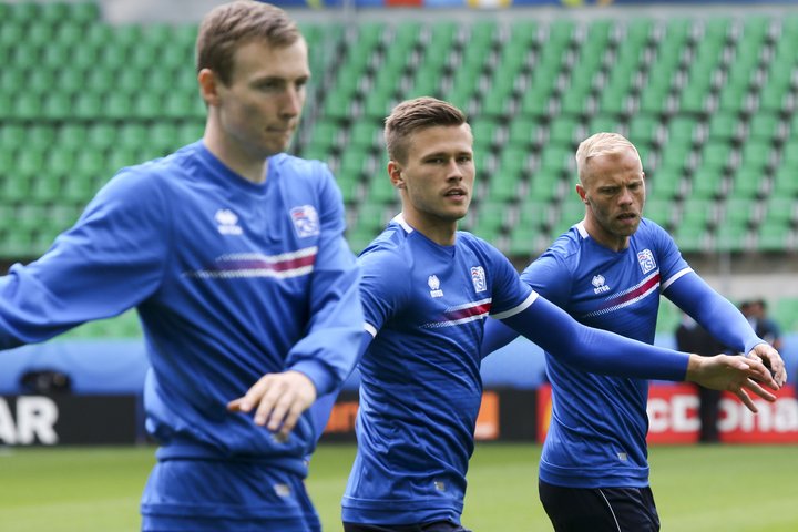 Íslensku landsliðsmennirnir á æfingu í Frakklandi.