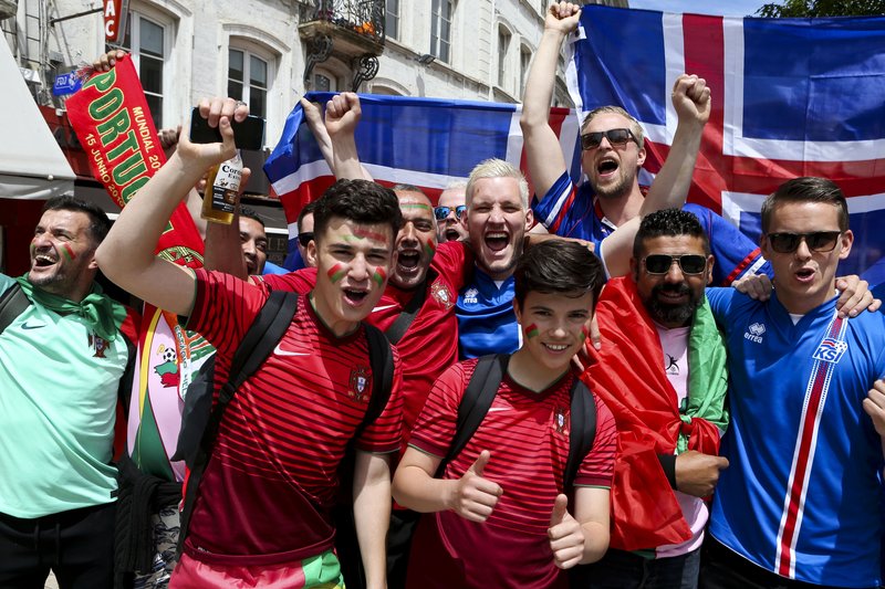 Stuðningsmenn Íslands voru spenntir fyrir leikinn. Á leiknum sjálfum yfirgnæfðu þeir portúgölsku stuðningsmennina.
