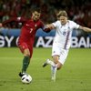 Birkir Bjarnason að kljást við Cristiano Ronaldo.