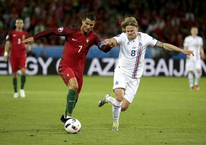 Birkir Bjarnason að kljást við Cristiano Ronaldo.