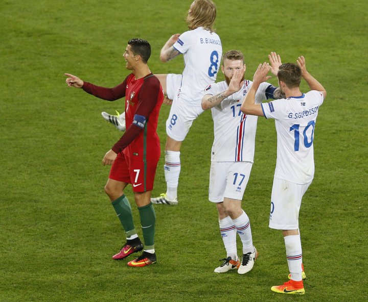 Aron Einar og Gylfi Sigurðsson peppa hvorn annan á meðan Ronaldo ræðir við liðsfélaga sína.