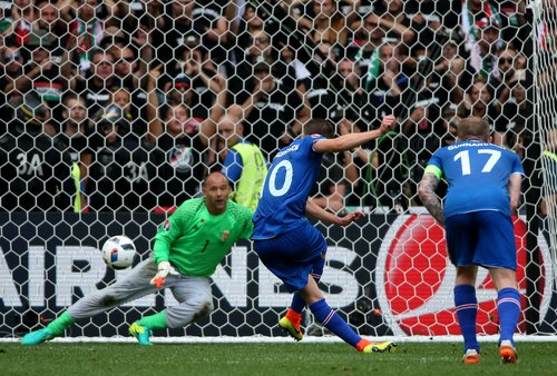 Gabor Kiraly gaf Íslendingum víti, og fór síðan í vitlaust horn þegar Gylfi Sigurðsson tók það.