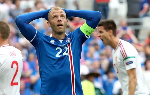 Samkvæmt handritinu átti Eiður Smári að vera hetjan, en vonbrigðin leyndu sér ekki á svip hans í leikslok.