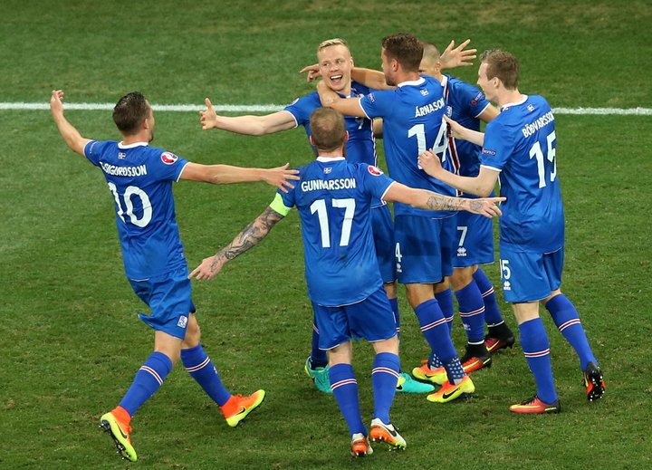 ísland em fótbolti fagnað england