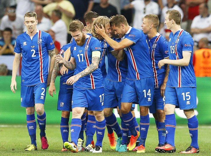 Íslenskir landsliðsmenn á EM í Frakklandi árið 2016. Nú er ljóst að EM verður ekki haldið fyrr en árið 2021