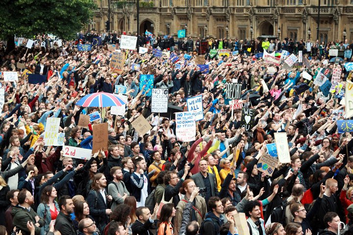 Frá mótmælum við Westminster eftir að niðurstöður þjóðaratkvæðagreiðslunnar urðu ljósar. 