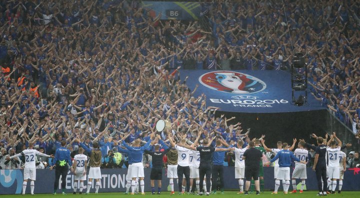 Íslenska landsliðið hyllir áhorfendur sína eftir að hafa lokið keppni á EM. Margir sem keyptu miða af íslenskum þriðja aðila komust ekki á leikinn og þeir sem gerðu það horfðu flestir á þessi fagnaðarlæti frá hinum enda stúkunnar. 