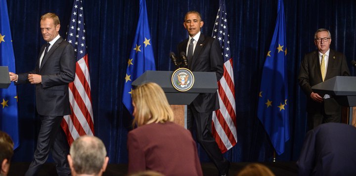 Donald Tusk, Barack Obama og Jean-Claude Junker koma sér fyrir á sameiginlegum blaðamannafundi í upphafi leiðtogafundar NATO í Varsjá í Póllandi.
