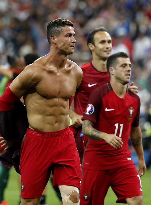 Cristiano Ronaldo rífur sig, einu sinni sem oftar, á geirvörtunar. MYND:EPA