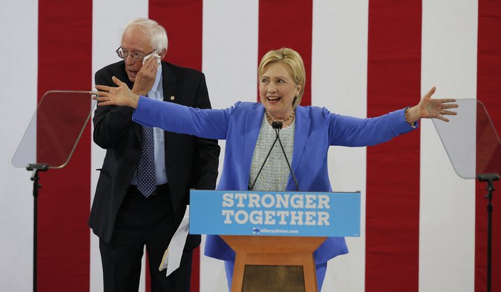 Hillary og Bernie á fundinum í New Hampshire í dag. 