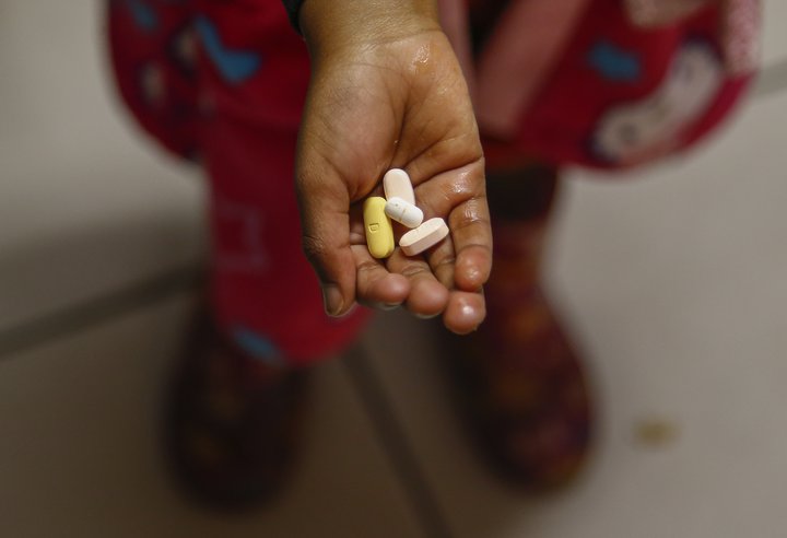 Um 80 prósent HIV smitaðra í Afríku eru undir fimmtugu. Meðferð vegna veirusýkingingarinnar hefur fallið í skuggann af faraldri COVID-19.