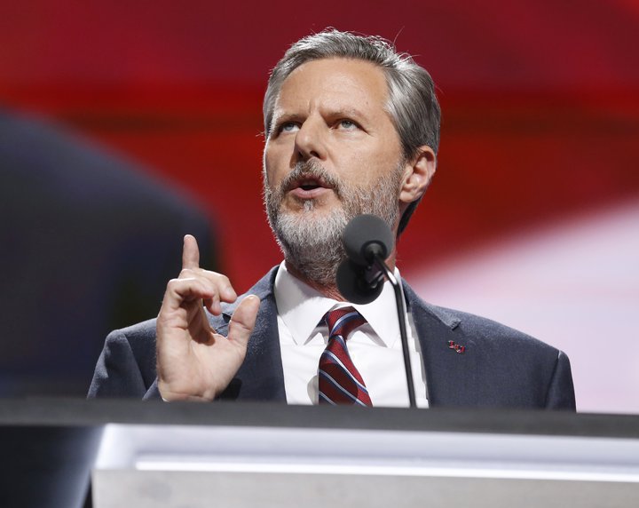 Jerry Falwell yngri í ræðustól á lokadegi landsþings repúblikana árið 2016. Skömmu síðar varð Donald Trump útnefndur forsetaefni flokksins í kosningunum sem þá voru yfirvofandi.