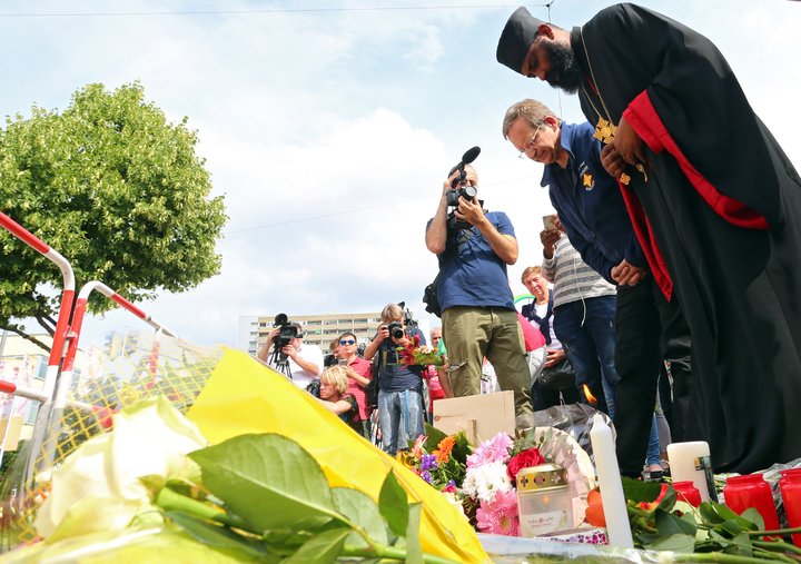 Þjóðverjar syrgja þá látnu eftir fjöldamorðin í gær. Tíu létust, þar af níu ungmenni, að árásarmanninum meðtöldum. 